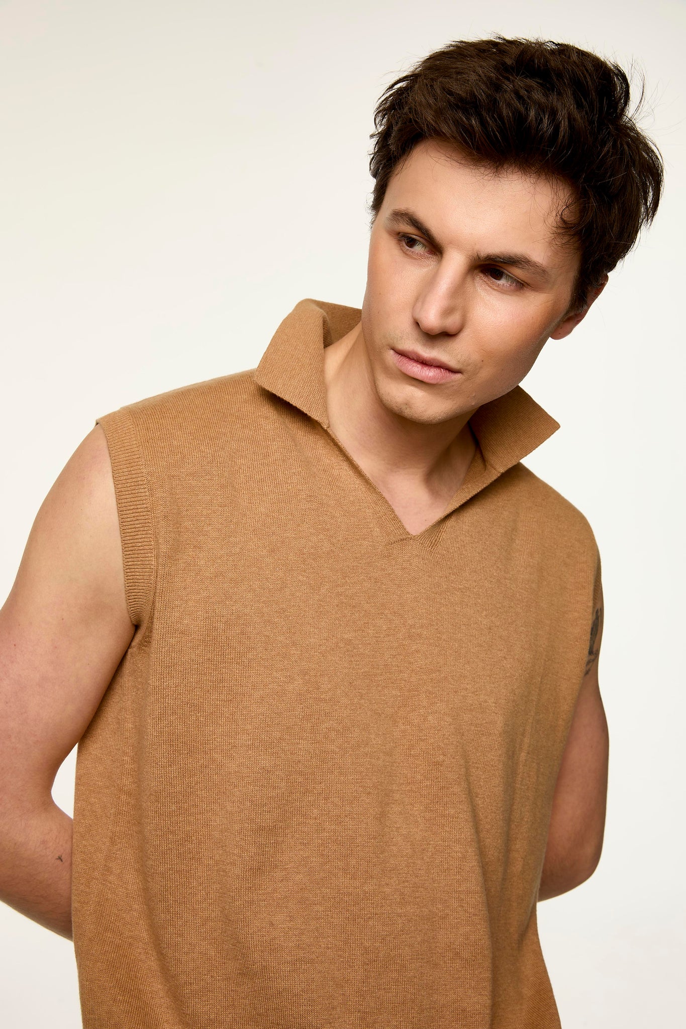 Sleeveless camel knitted vest