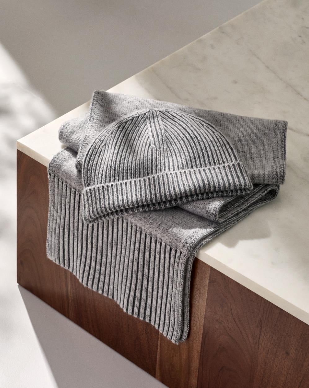 Grey ribbed cashmere hat